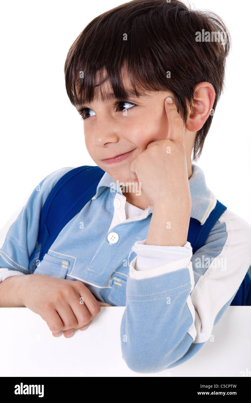 Portrait eines entzückenden Schule Jungen denken auf weißen Hintergrund isoliert Stockfoto