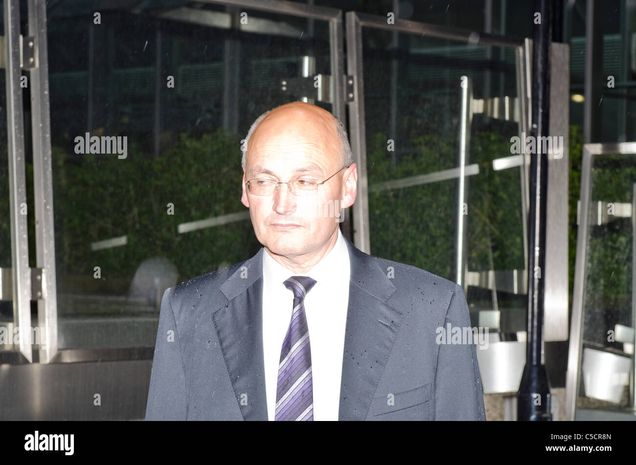 Sir Paul Stephenson Kommissar der Metropolitan Police außerhalb New Scotland Yard Rücktritt Stockfoto