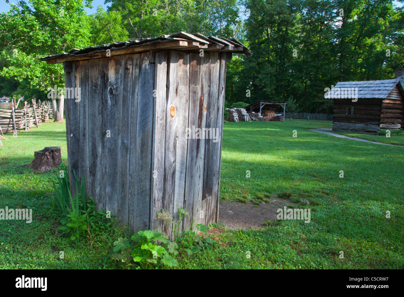 Plumpsklo und Bauernhof Gebäude Berg Bauernmuseum im Great Smoky Mountains National Park. Stockfoto