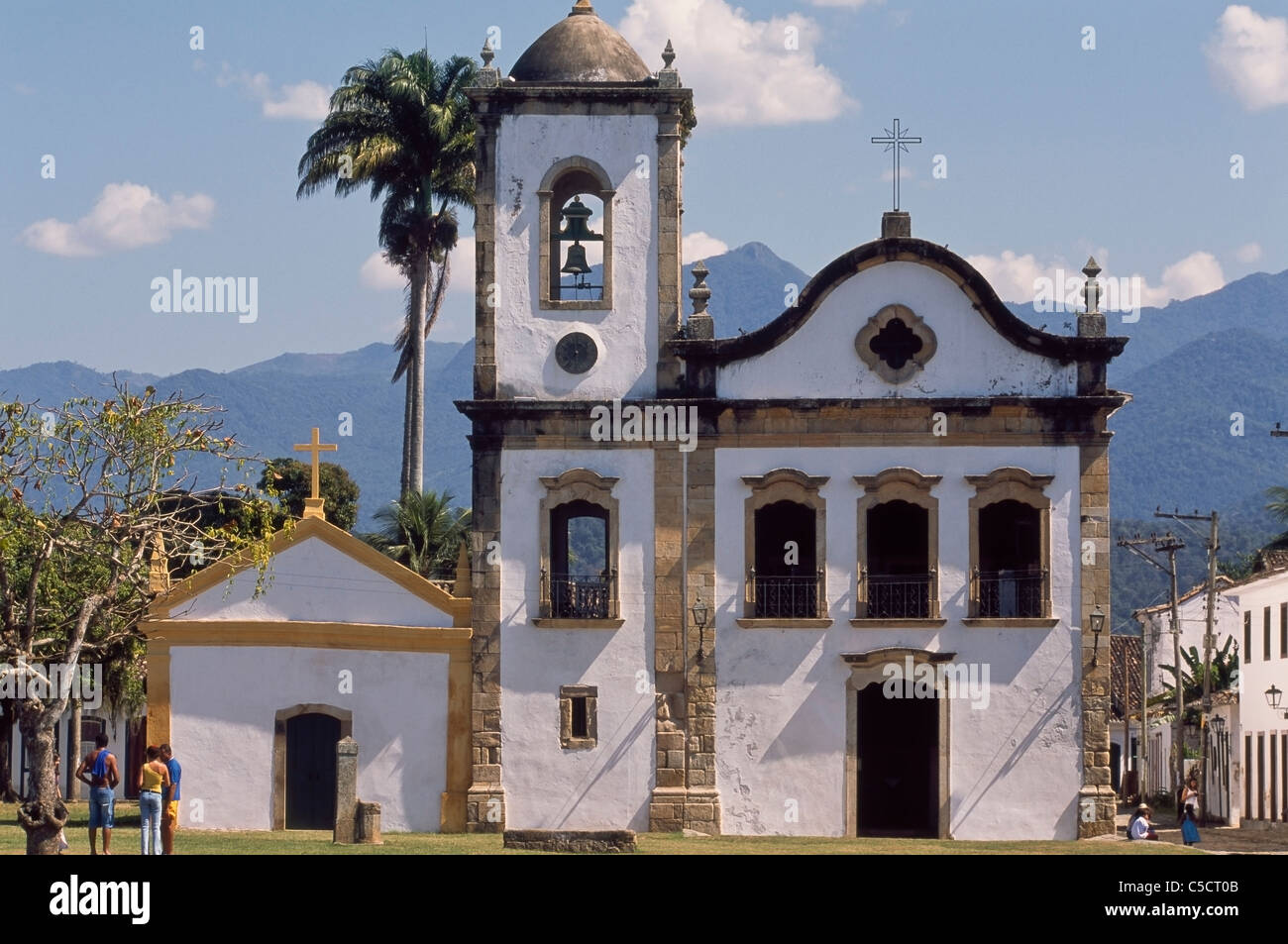 Vor der Capela de Santa Rita (Kapelle von St. Rita), Paraty, Rio De Janeiro, Costa Verde, Brasilien, Südamerika. Stockfoto