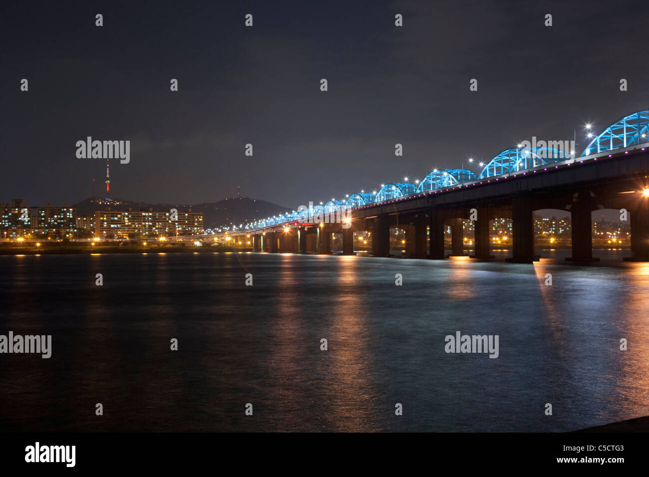 Licht eingeschaltet Brücke Stockfoto