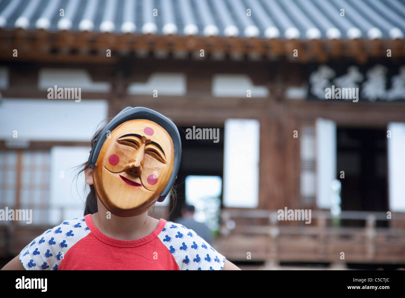 Kinder mit koreanischen traditionellen Maske Stockfoto