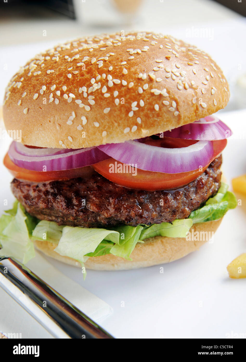 Hamburger mit roten Zwiebeln Stockfoto