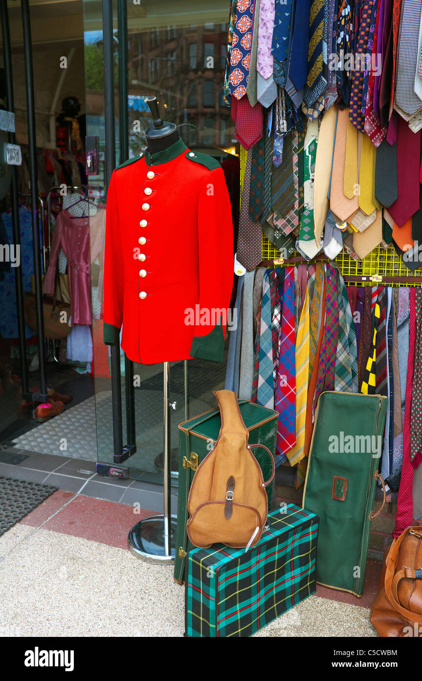 Militärische Jacke, Krawatten und anderer Elemente, die auf den Verkauf von einem Shop Verkauf von Second Hand und Retro, Kleidung, Glasgow Stockfoto
