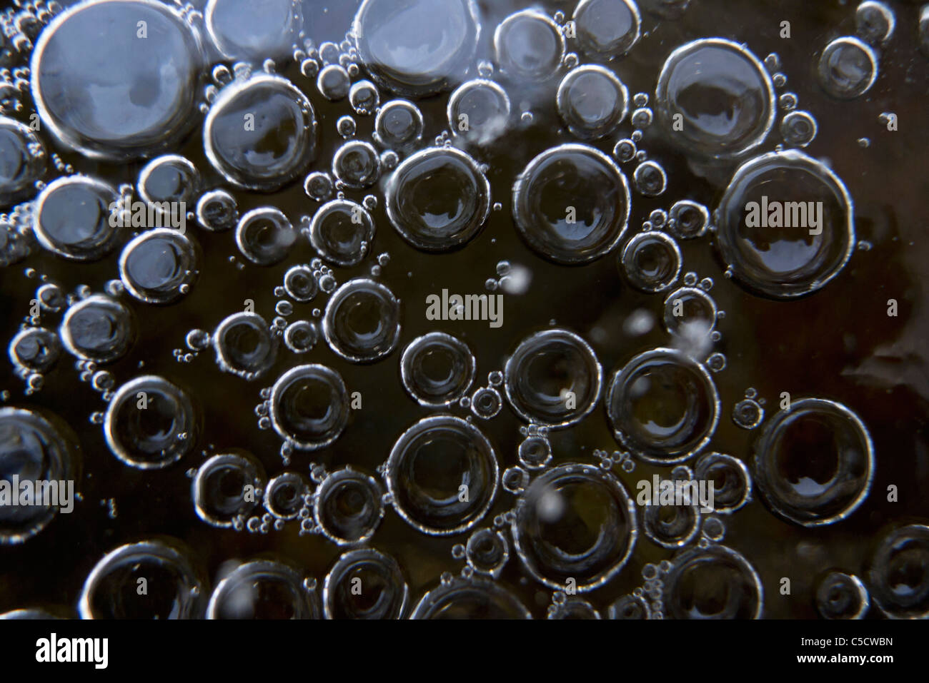 Luftblasen in gefrorenem Wasser Stockfoto