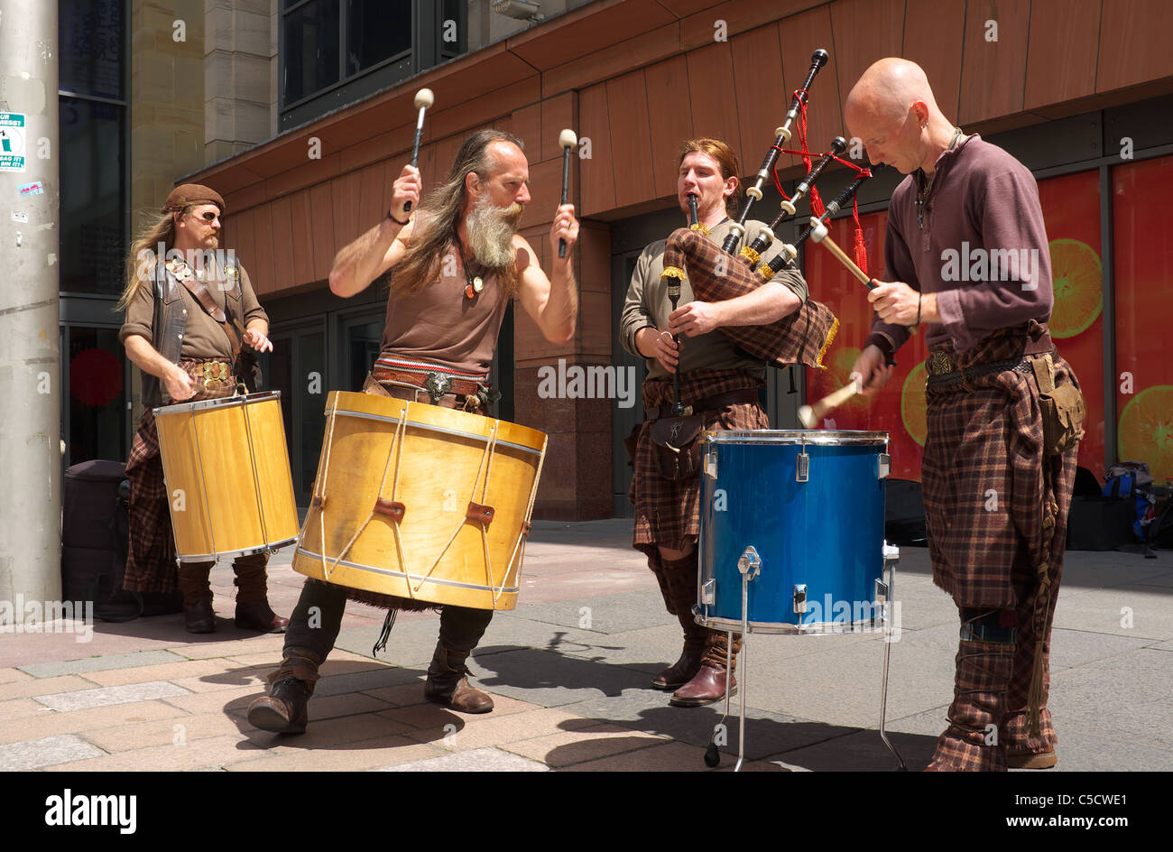 Mitglieder der traditionelle schottische Musik Band Straßenmusik in Buchanan Street, Glasgow. Schottland. VEREINIGTES KÖNIGREICH. Great Britain Stockfoto
