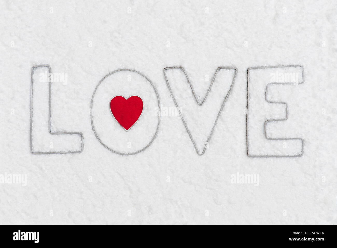 Liebe und Herz Form Metall-Lettern im Schnee Stockfoto