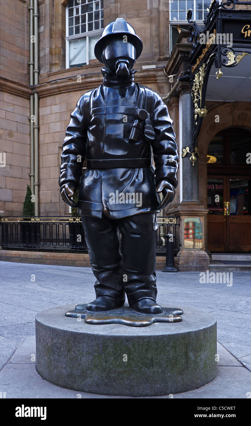 Statue des "Bürgers Feuerwehrmann" von Kenny Hunter, Gordon Street, Glasgow, Schottland, UK. Stockfoto