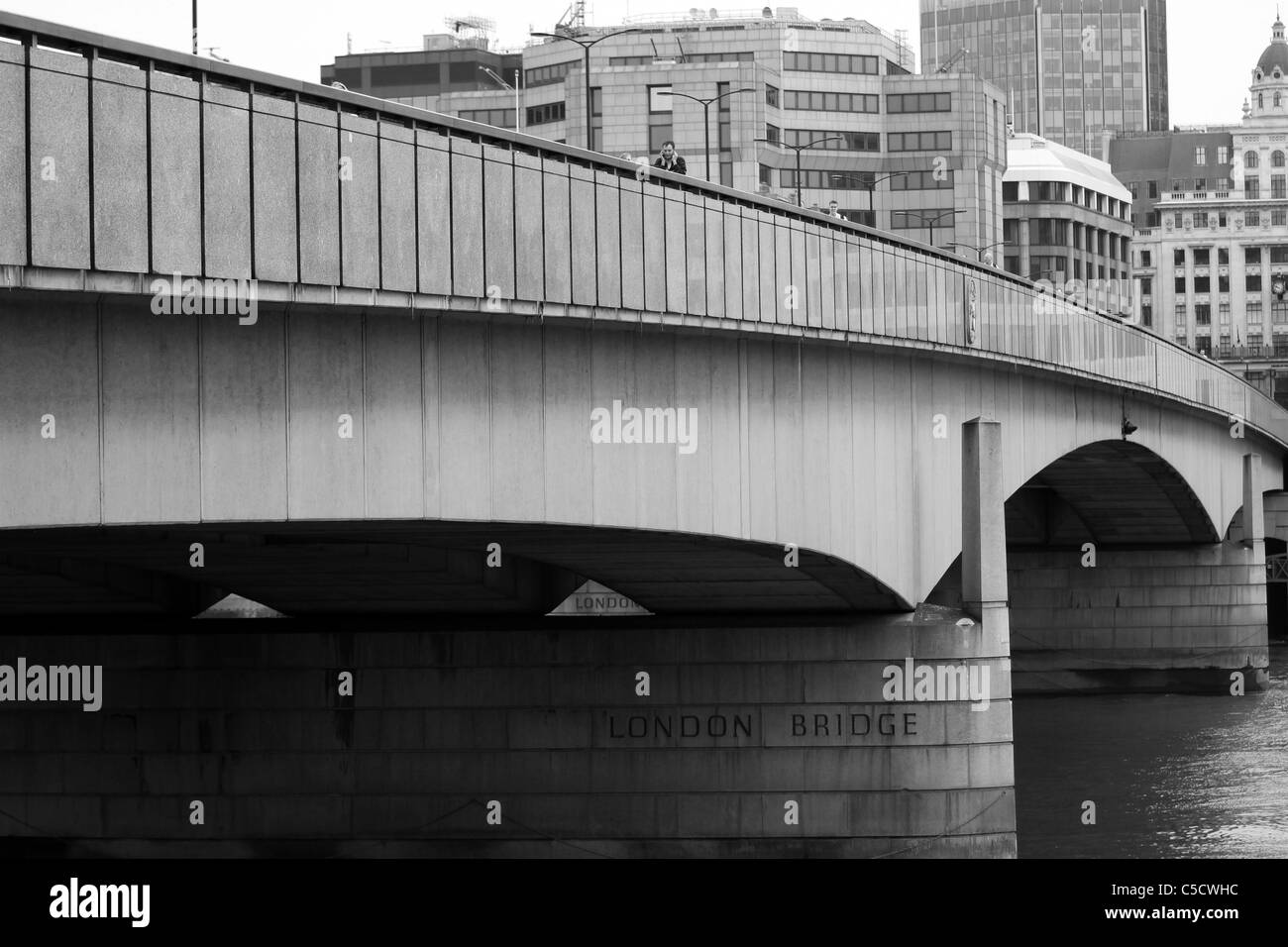 London Bridge in London England in Monochrom Stockfoto