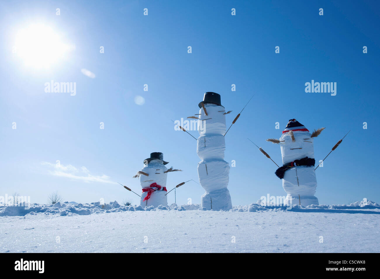 drei Schneemänner Stand in einer Reihe Stockfoto