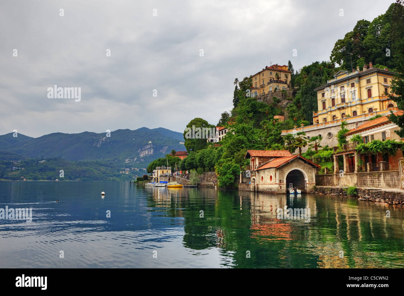 Blick auf den Lago d ' Orta und die Stadt von Orta im Piemont Stockfoto