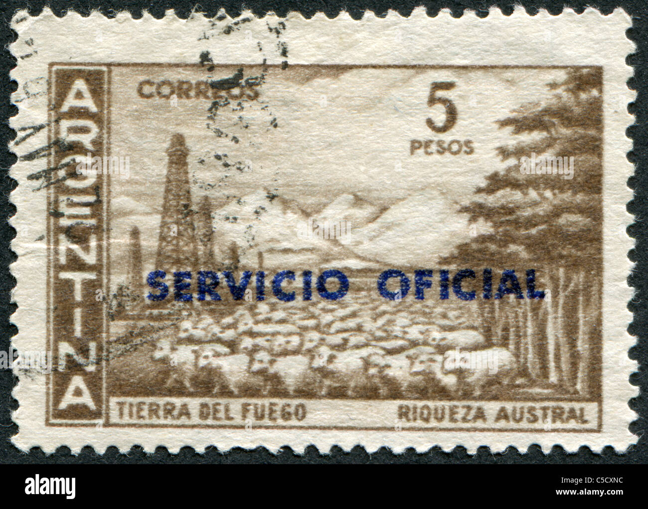 Argentinien - 1959: Eine Briefmarke gedruckt in Argentinien, zeigt der Provinz Tierra del Fuego und Schafherde (Aufdruck 1966) Stockfoto