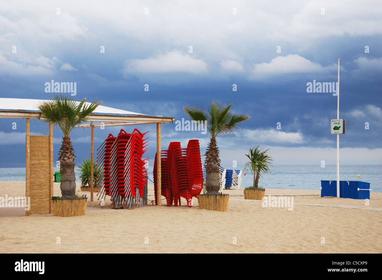 Calella-Strand mit Gewitterwolken Barcelona Spanien Stockfoto
