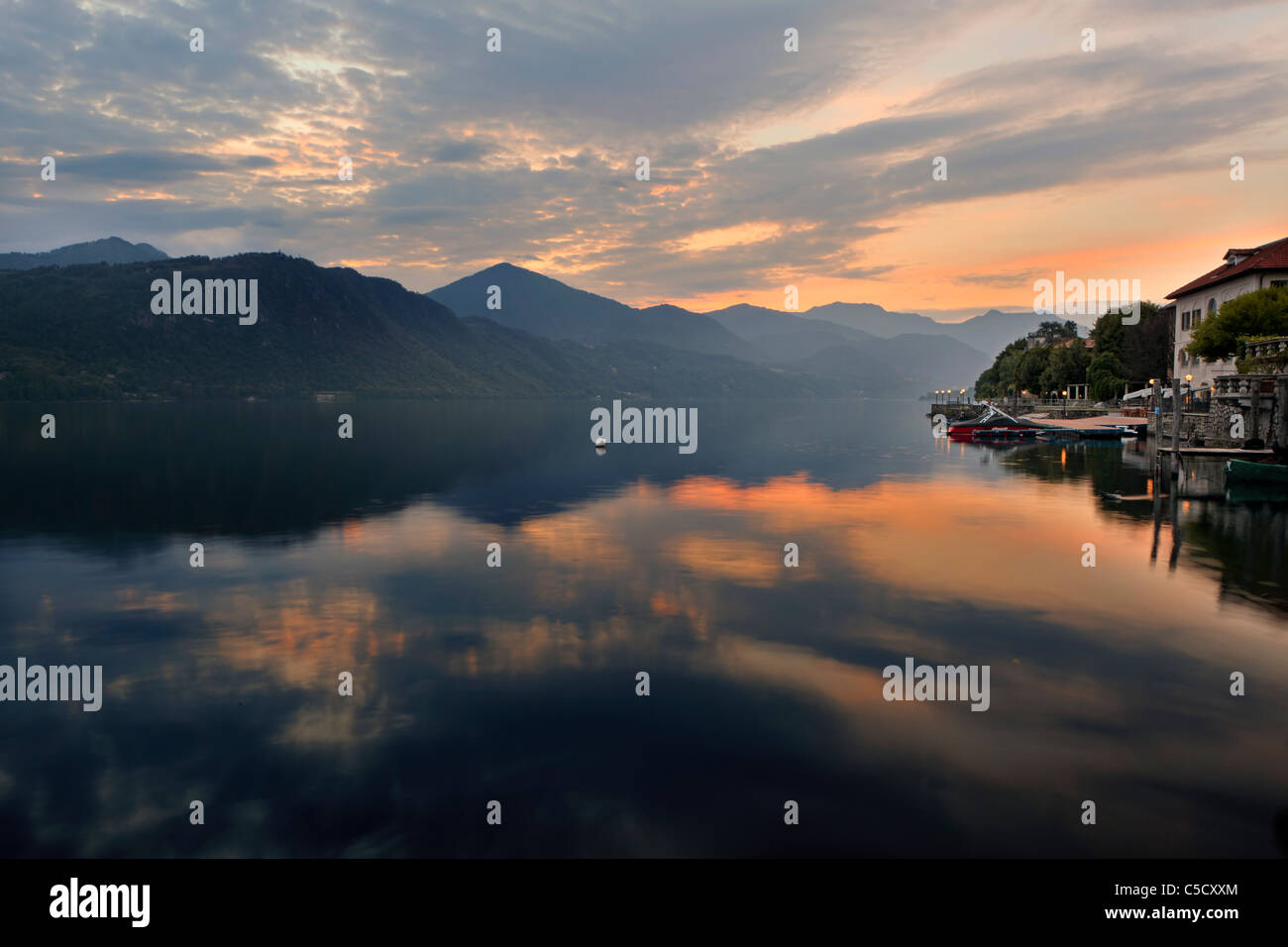 Blick auf den See und abends bei Sonnenuntergang Stockfoto