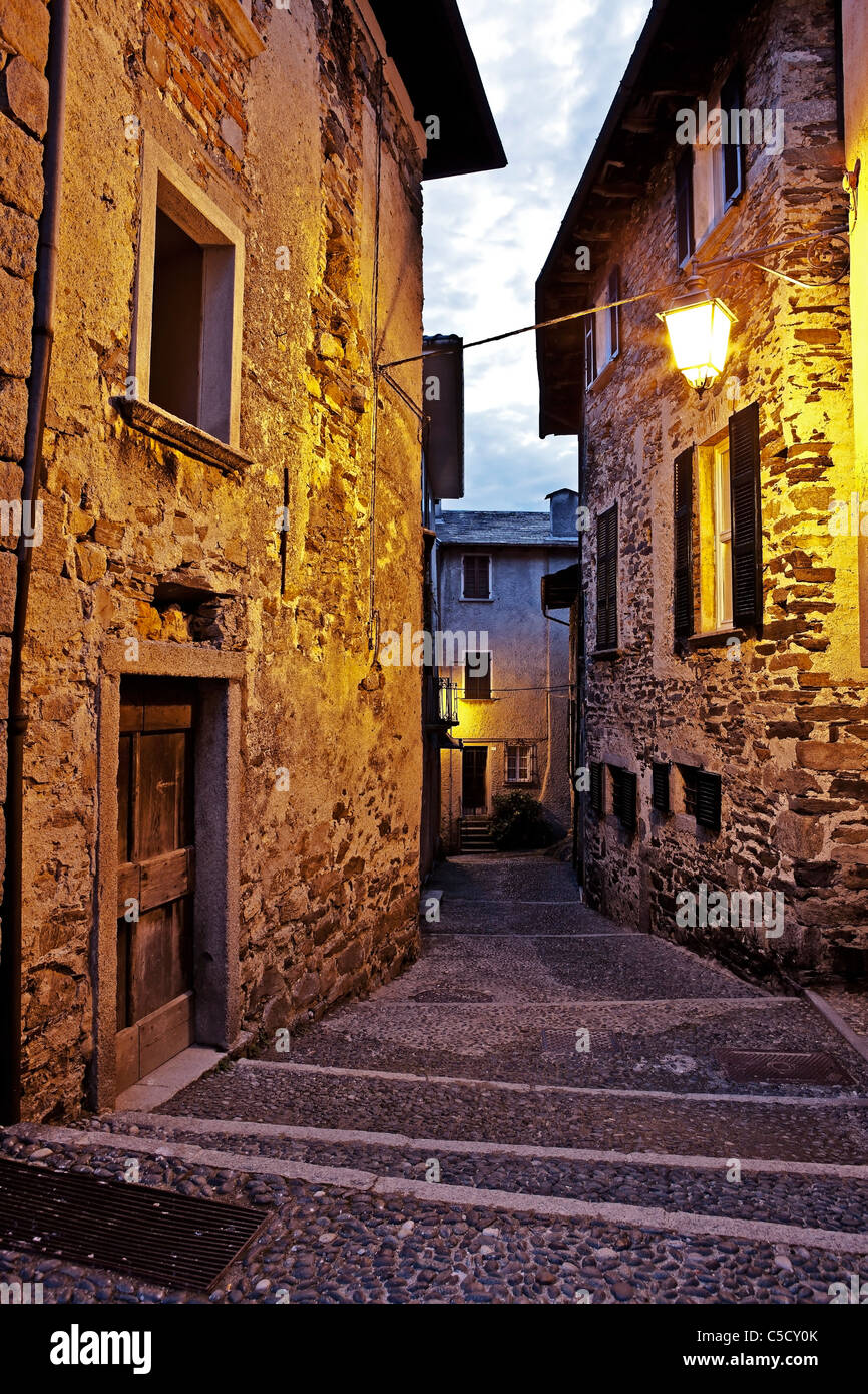 eine Gasse am Abend in Orta San Giulio, Piemont, Italien in der historischen Altstadt Stockfoto