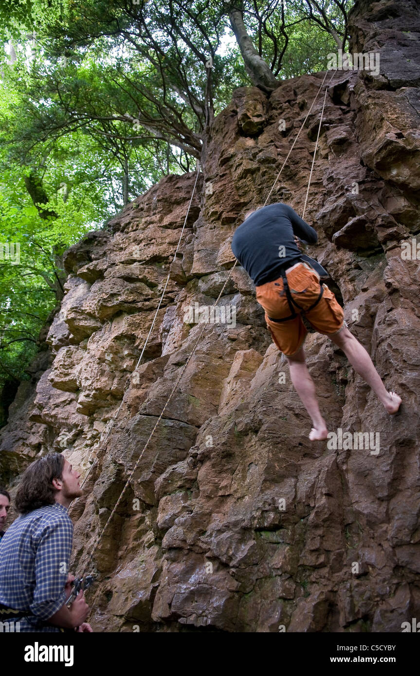 Klettern mit Seilen an Symonds Yat, Wald des Dekans, Gloucestershire, UK Stockfoto
