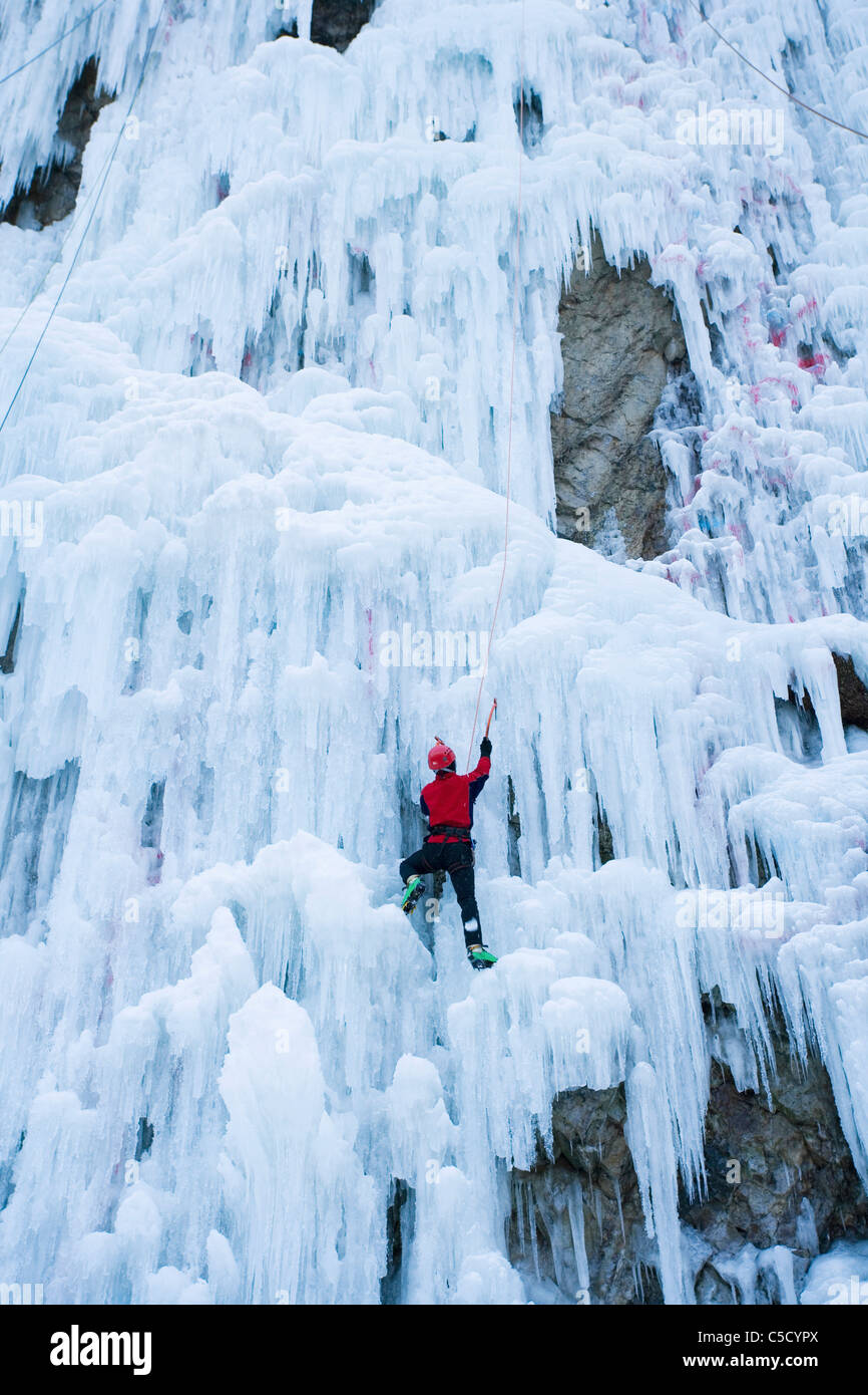 Mann auf schneebedeckten Felsen Berg klettern Stockfoto
