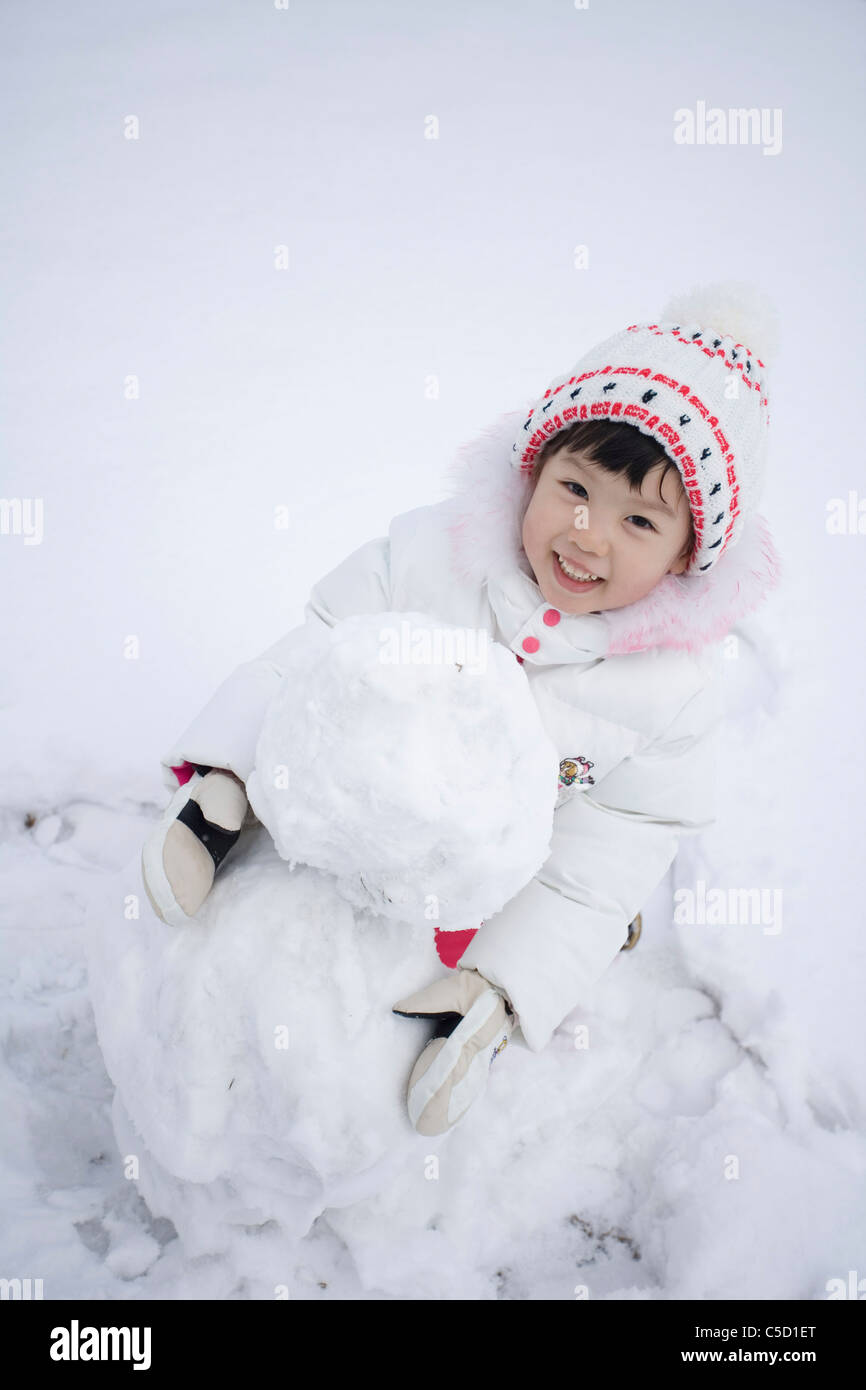 Mädchen halten Schneemann Stockfoto