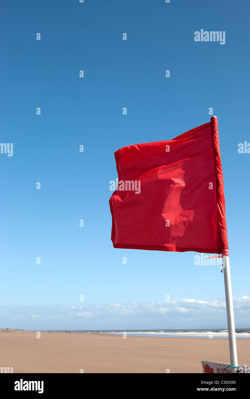 Rote Fahne am Strand von Porthcawl Stockfoto