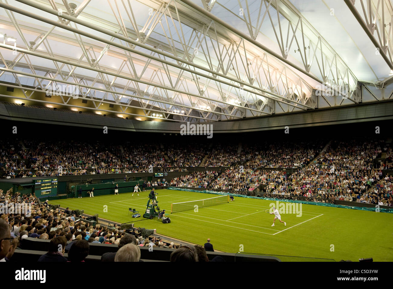 Ansicht des Spiels auf dem Centre Court unter dem Dach während der 2011 Wimbledon Tennis Championships Stockfoto