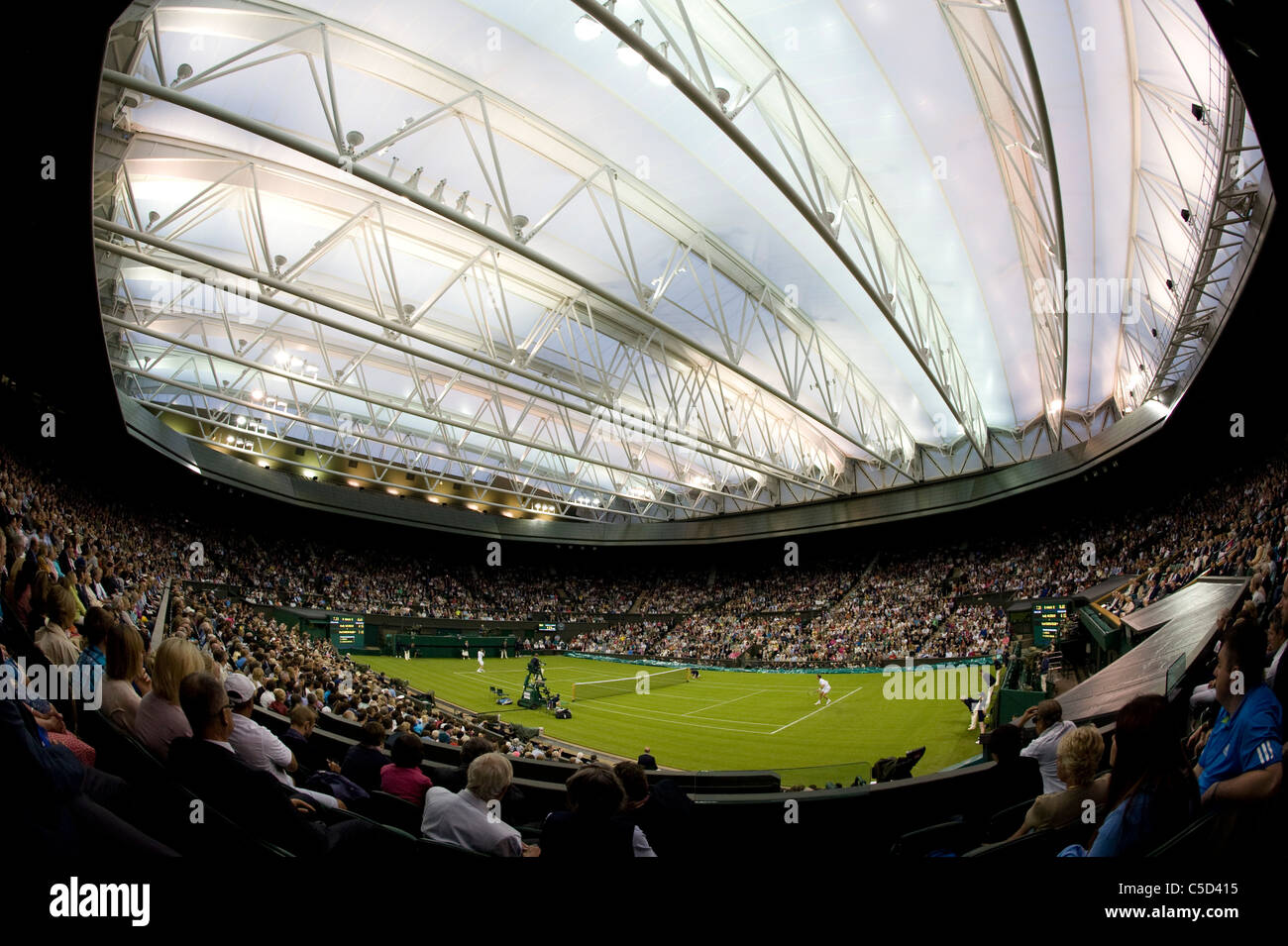 Ansicht des Spiels auf dem Centre Court unter dem Dach während der 2011 Wimbledon Tennis Championships Stockfoto