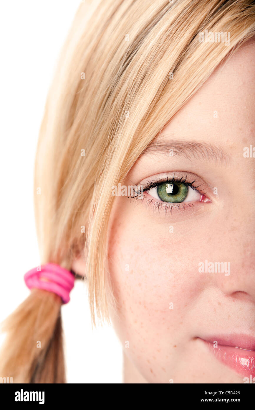 Schöne grüne wachsamen Augen eines Mädchens mit blonden Haare Zopf, isoliert. Stockfoto