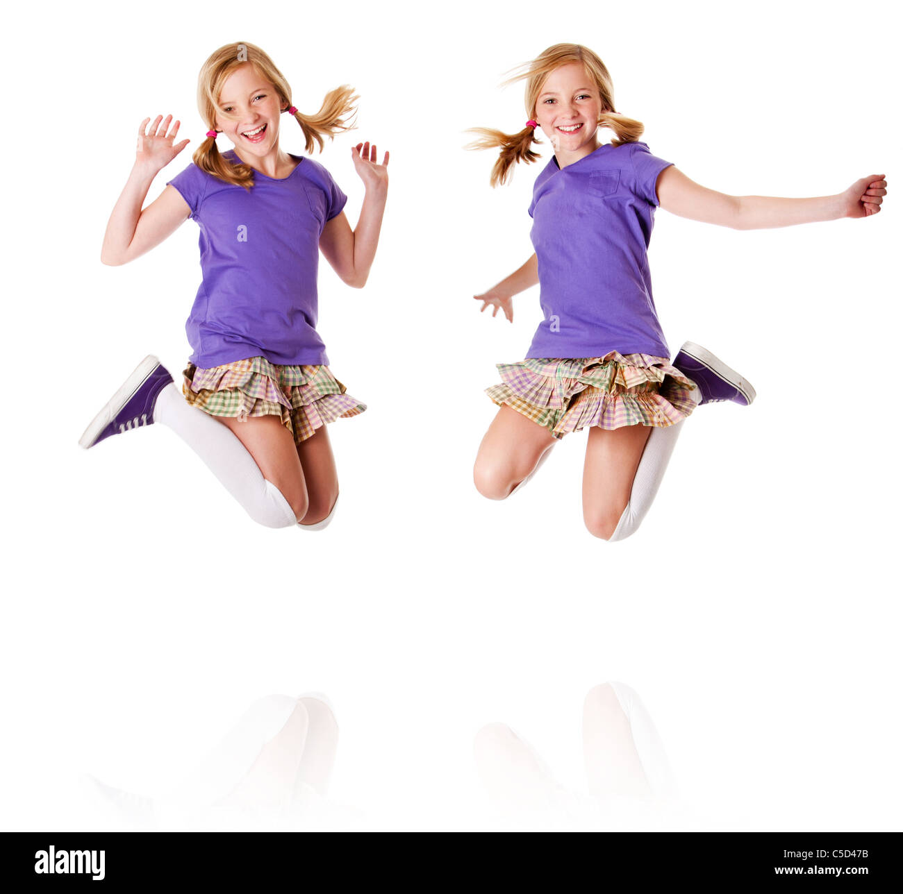 Glücklich Teenager Mädchen eineiige Zwillinge springen und lachen, Freude, Spaß, isoliert. Stockfoto