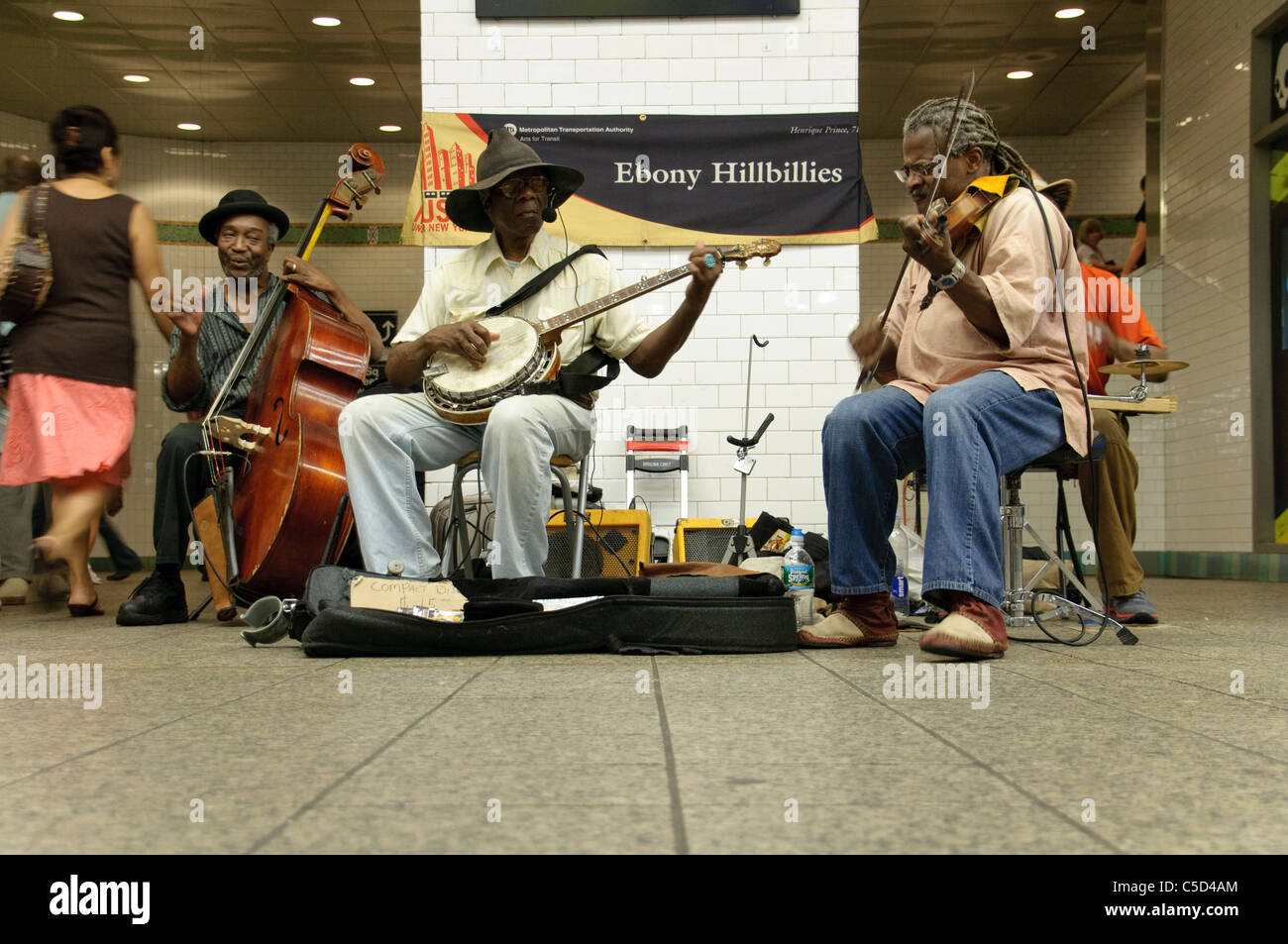 Times Square u-Bahn u-Bahn, 42nd Street, New York City, Ebenholz Hillbillies führen oft auf u-Bahnstationen. Stockfoto