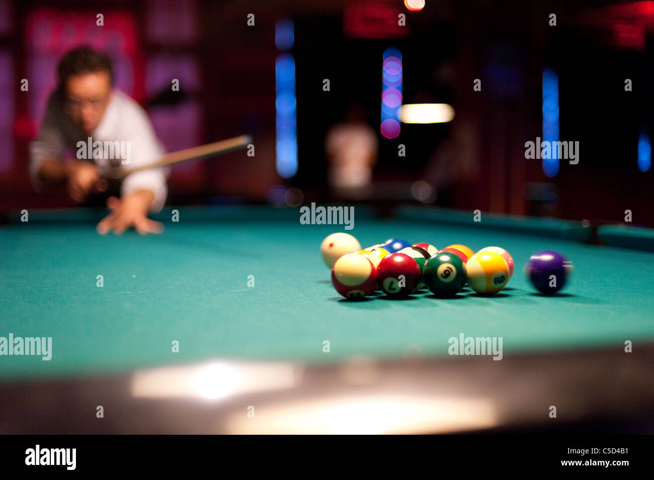 Junger Mann spielen acht-Ball Billard in einer bar Stockfoto