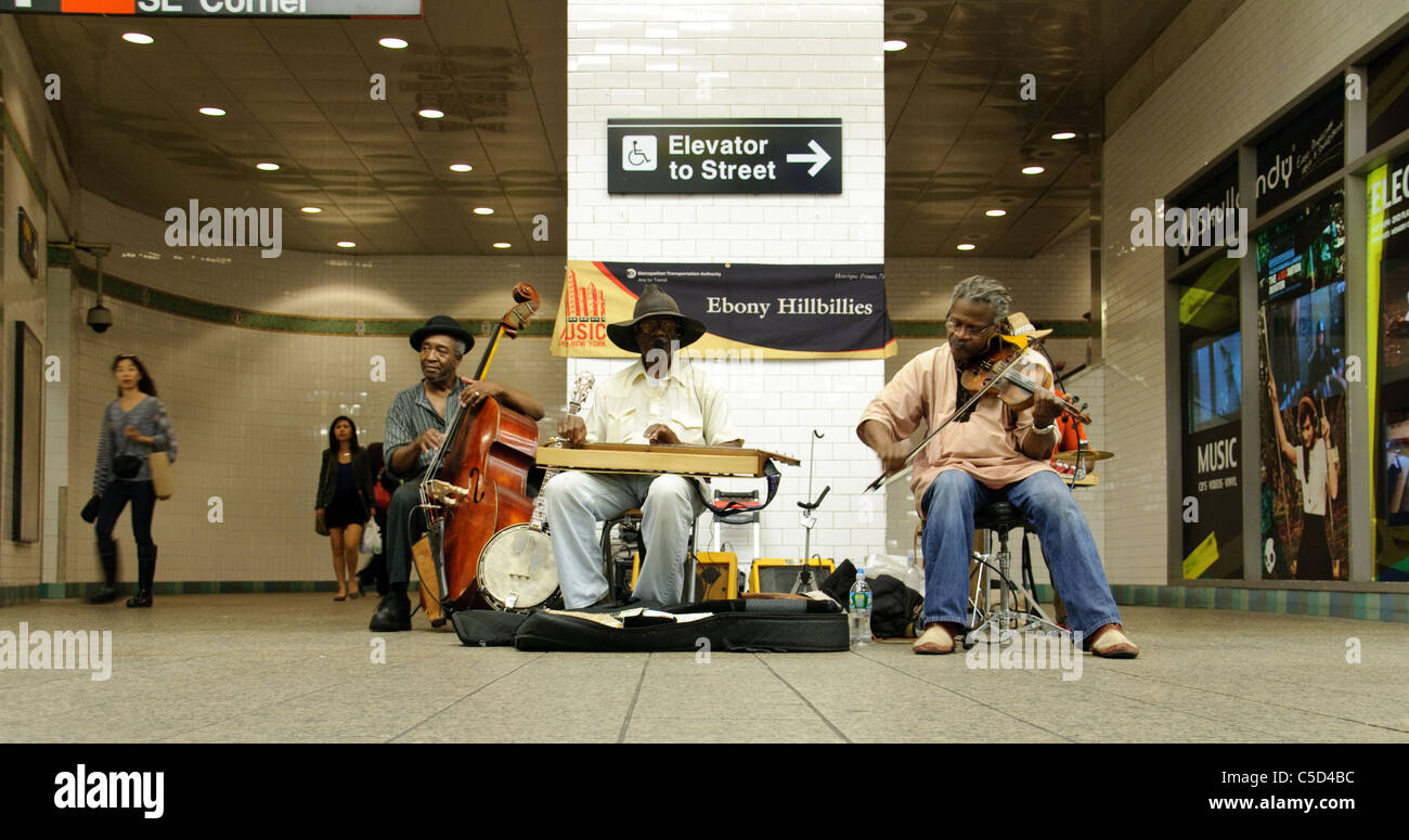 Times Square u-Bahn u-Bahn, 42nd Street, New York City, Ebenholz Hillbillies führen oft auf u-Bahnstationen. Stockfoto