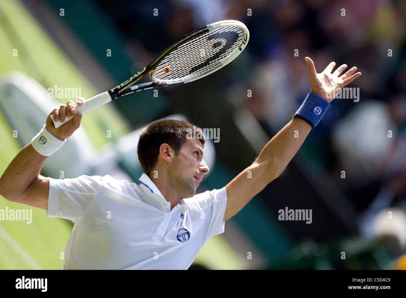 Novak Djokovic (SRB) in Aktion während der 2011 Wimbledon Tennis Championships Stockfoto