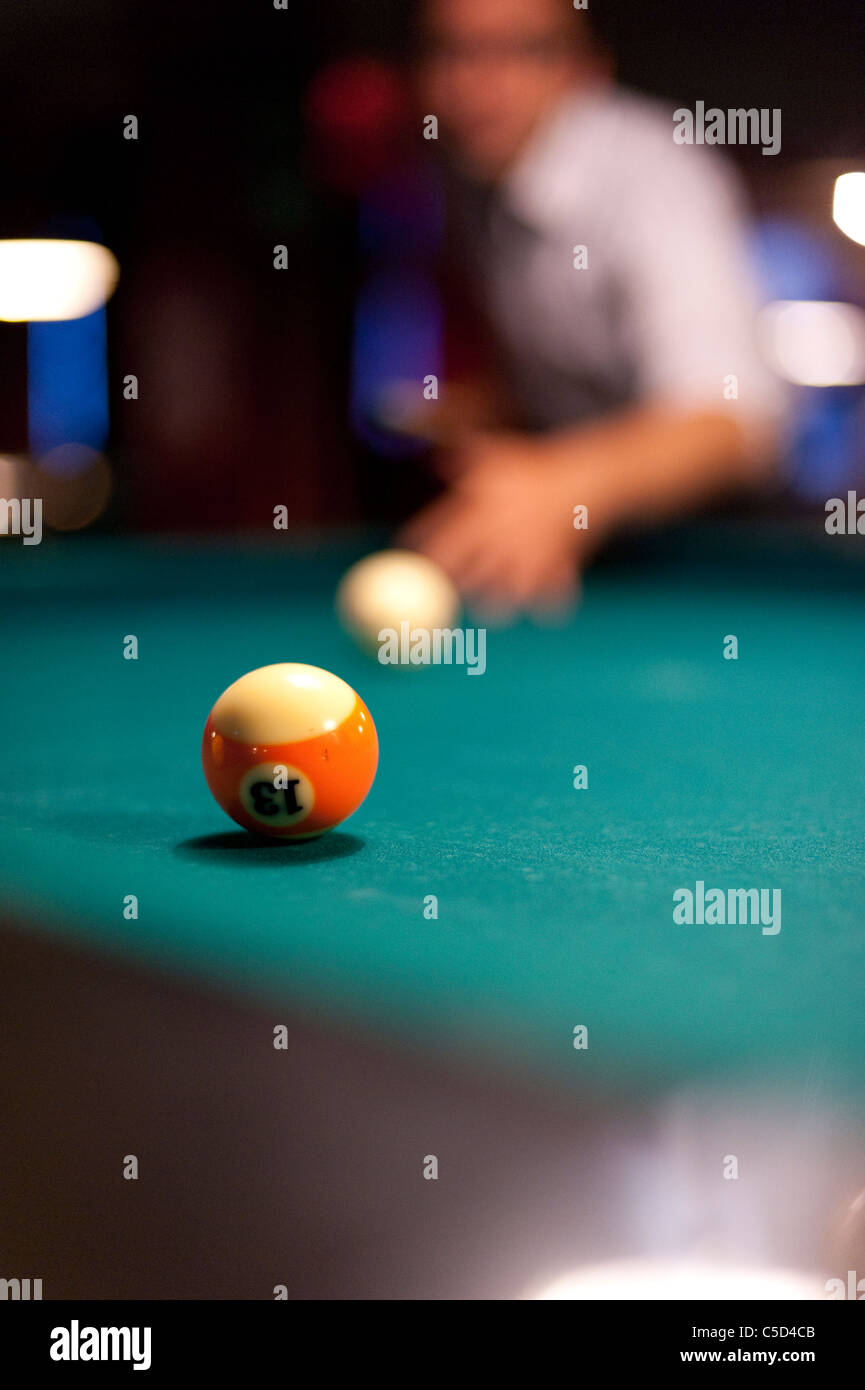 Junger Mann spielen acht-Ball Billard in einer bar Stockfoto