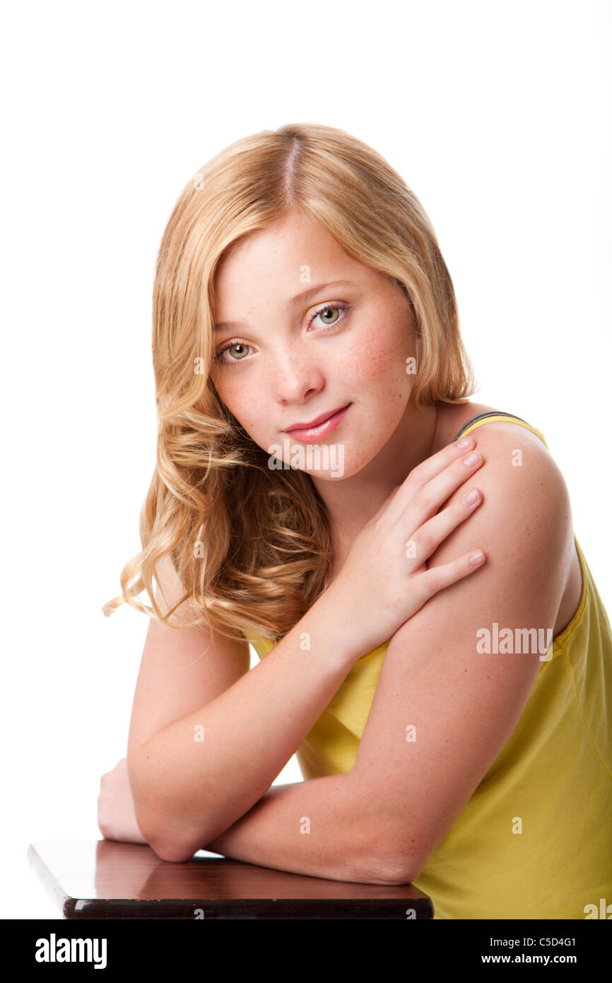 Schöne Teenager-Mädchen mit sauberen und gesunden Haut, Sommersprossen, isoliert. Stockfoto