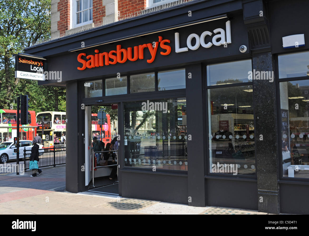 Kleiner Supermarkt Sainsbury im Stadtzentrum von Brighton UK Stockfoto