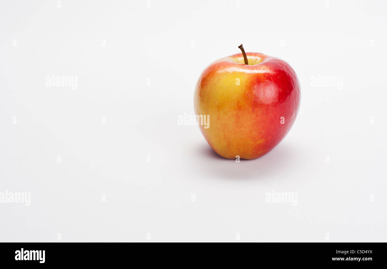 Gelb und rot Ausschnitt Apple auf weißem Hintergrund Stockfoto