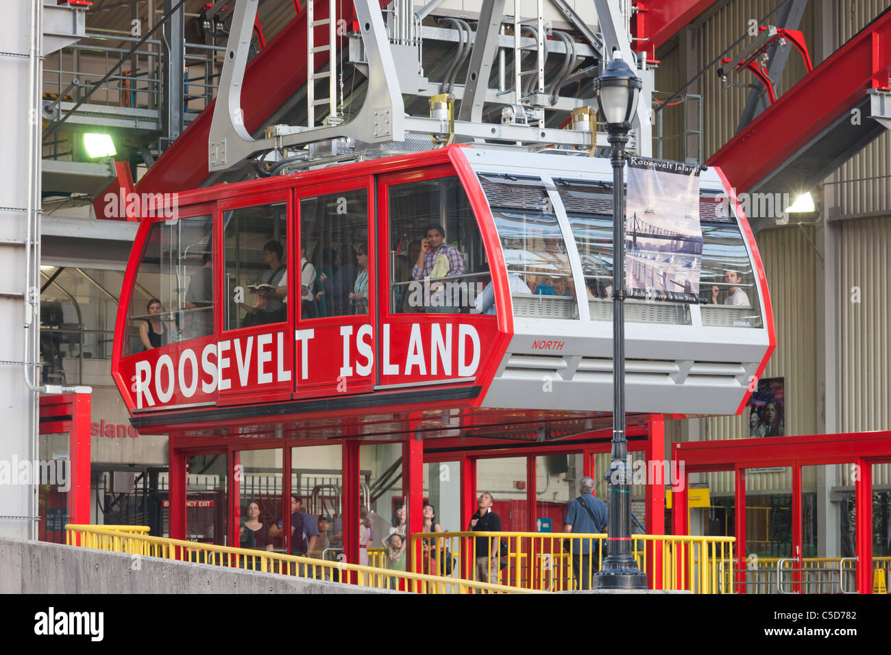 Die Roosevelt Island Tram nähert sich die Station Roosevelt Island in New York City. Stockfoto