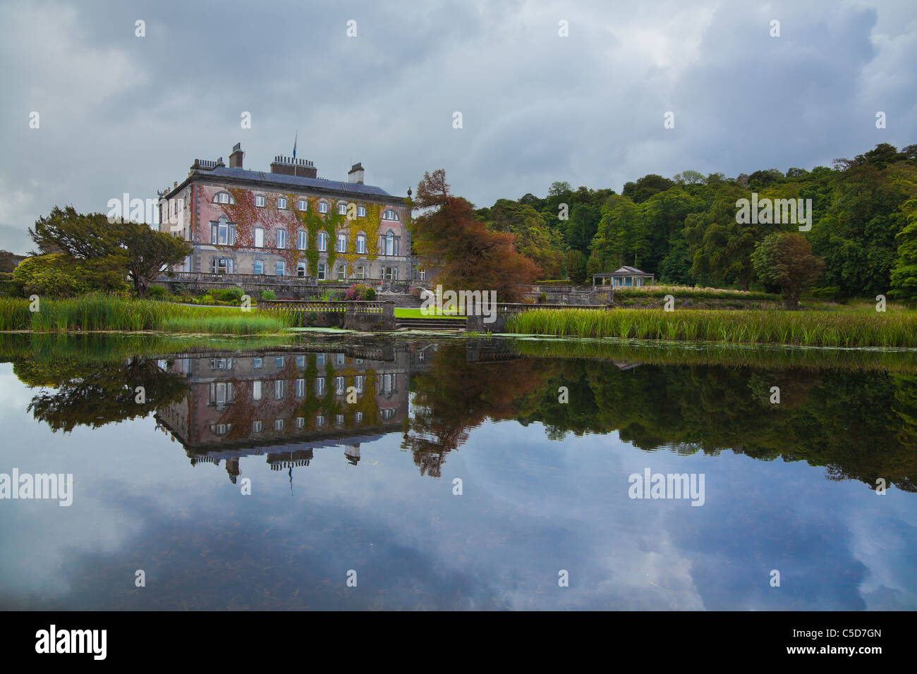 Blick auf Westport House gesehen vom See, County Mayo, Irland. Stockfoto