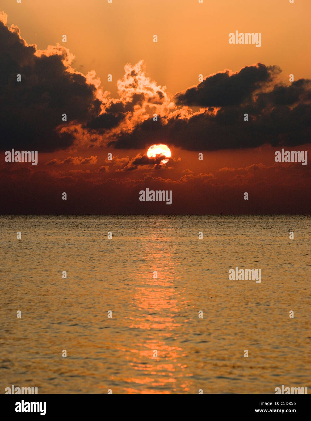 Sonnenuntergang am Coco Palm Dhuni Kolhu. Baa Atoll, Malediven. Stockfoto