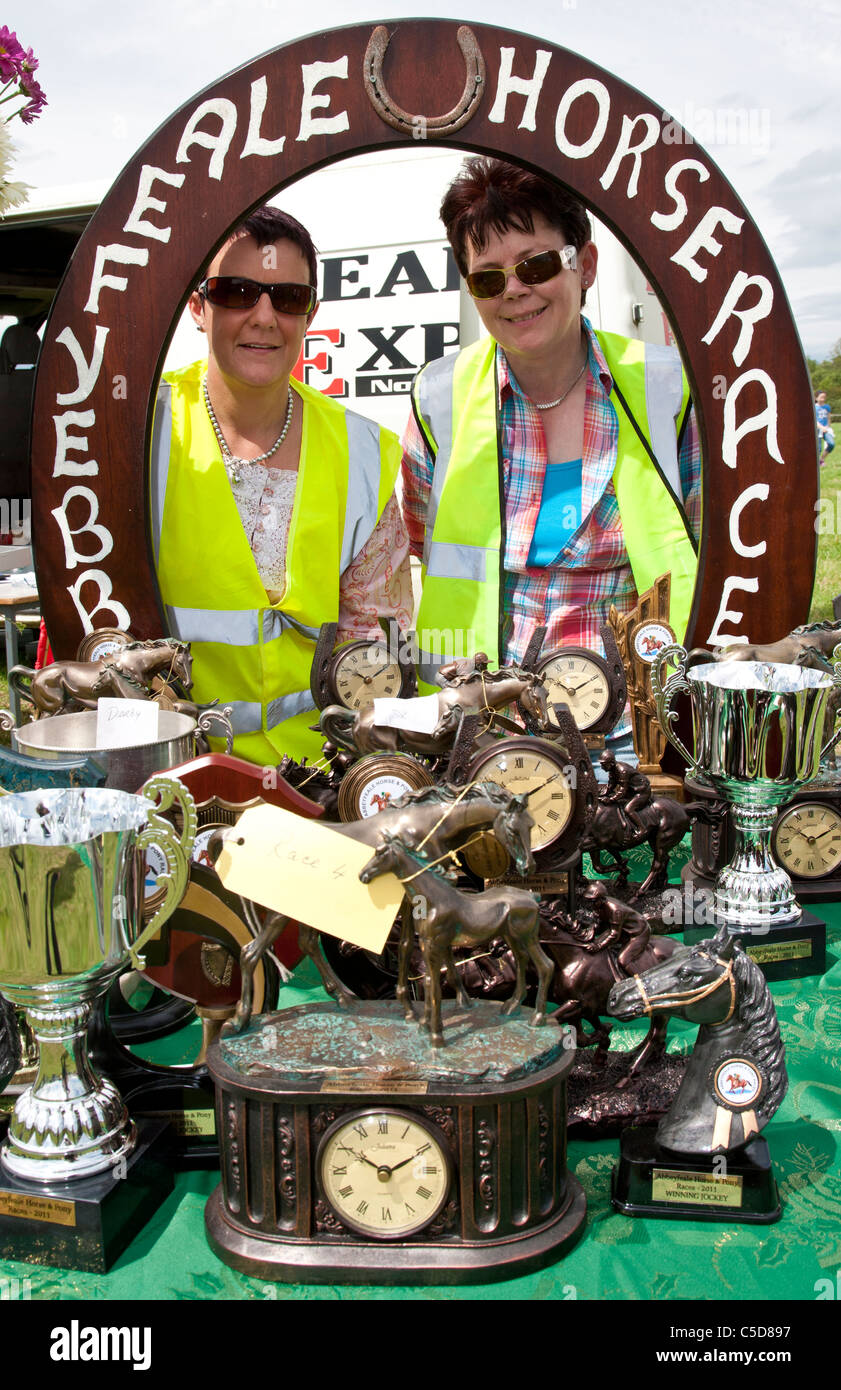 Frauen mit Pferderennen Trophäen, lokale Pferd Rennen Grafschaft Limerick Irland Stockfoto