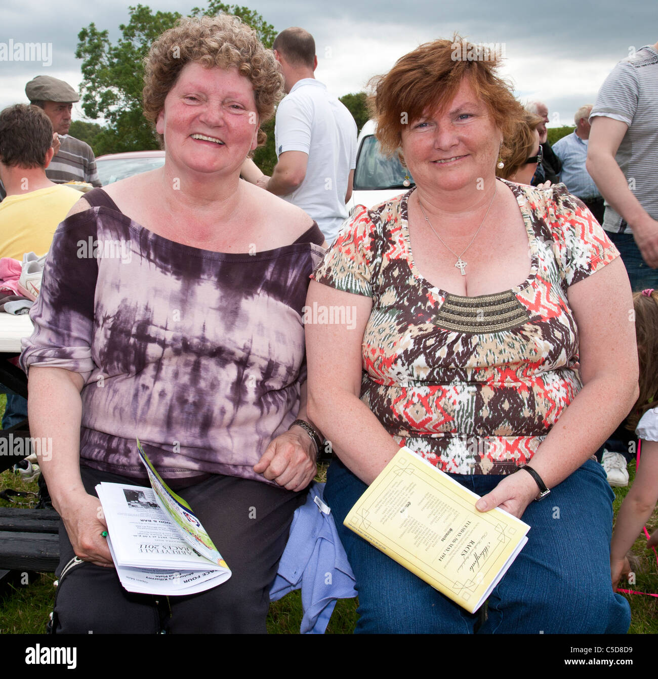 Zwei Frauen an der Wettkampfbesprechung, County Limerick Irland Stockfoto