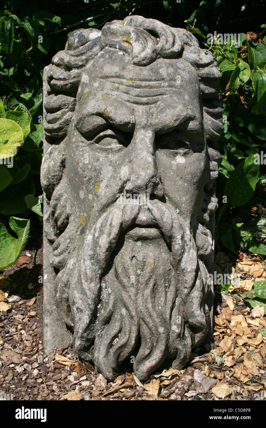 Steinstatue eines alten bärtigen Mannes am Ness Botanical Gardens, Wirral, UK Stockfoto