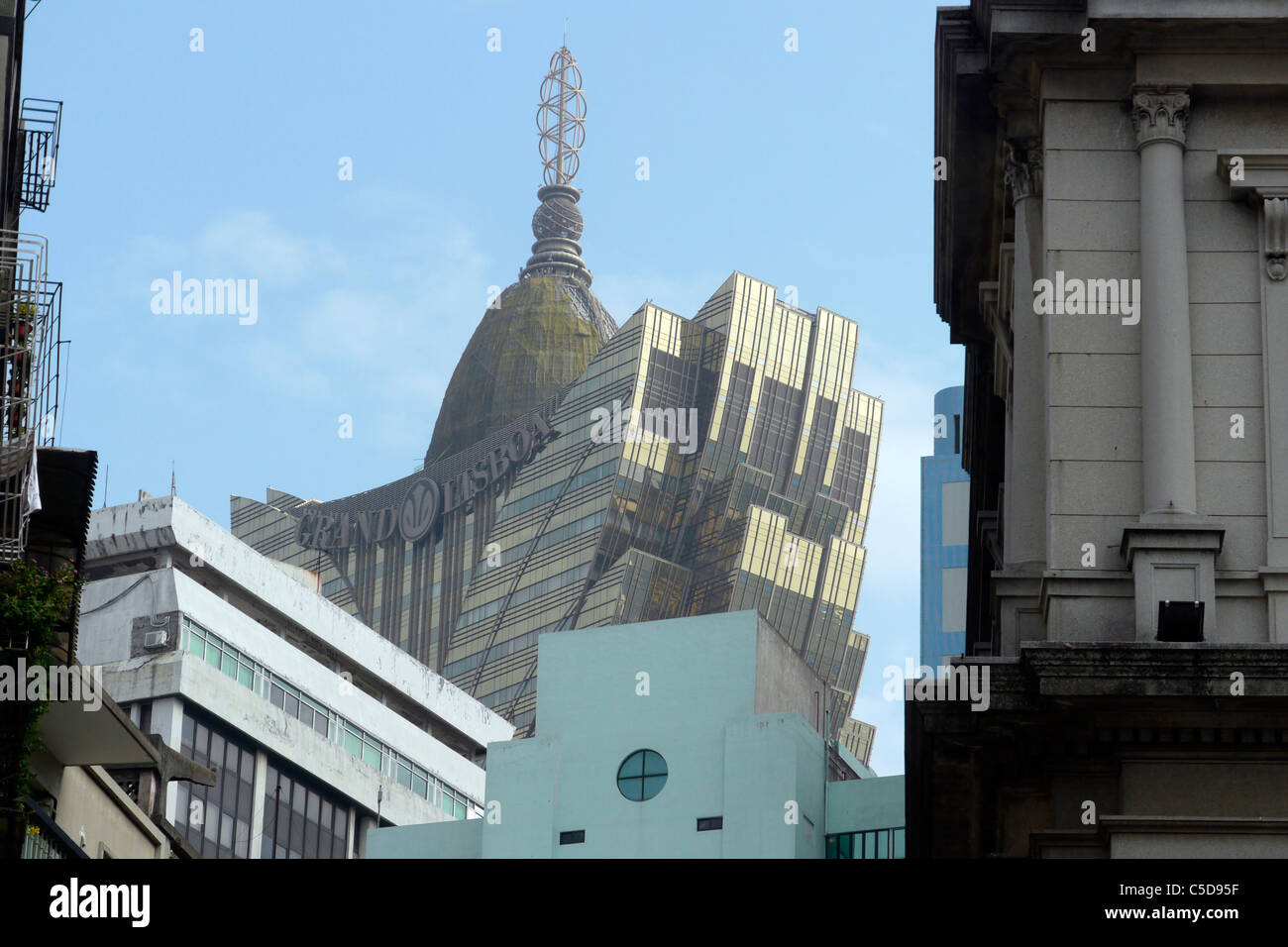 MACAU Straßenszene in der Innenstadt von Macau mit kontrastierenden moderner und Alter Architektur... Foto: Sean Sprague Stockfoto