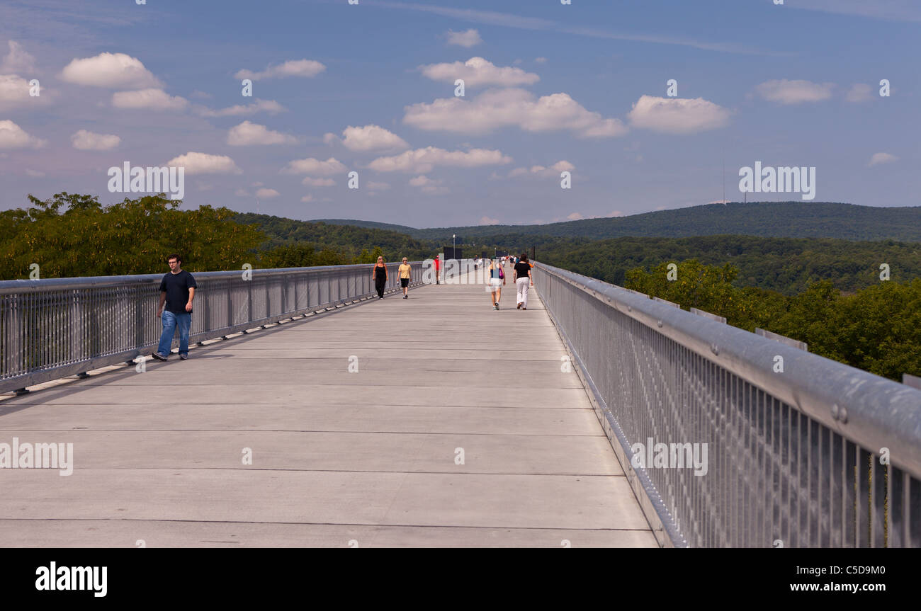 POUGHKEEPSIE, NEW YORK, USA - Menschen am Gehweg über The Hudson State Park, einer umgebauten Eisenbahnbrücke. Stockfoto