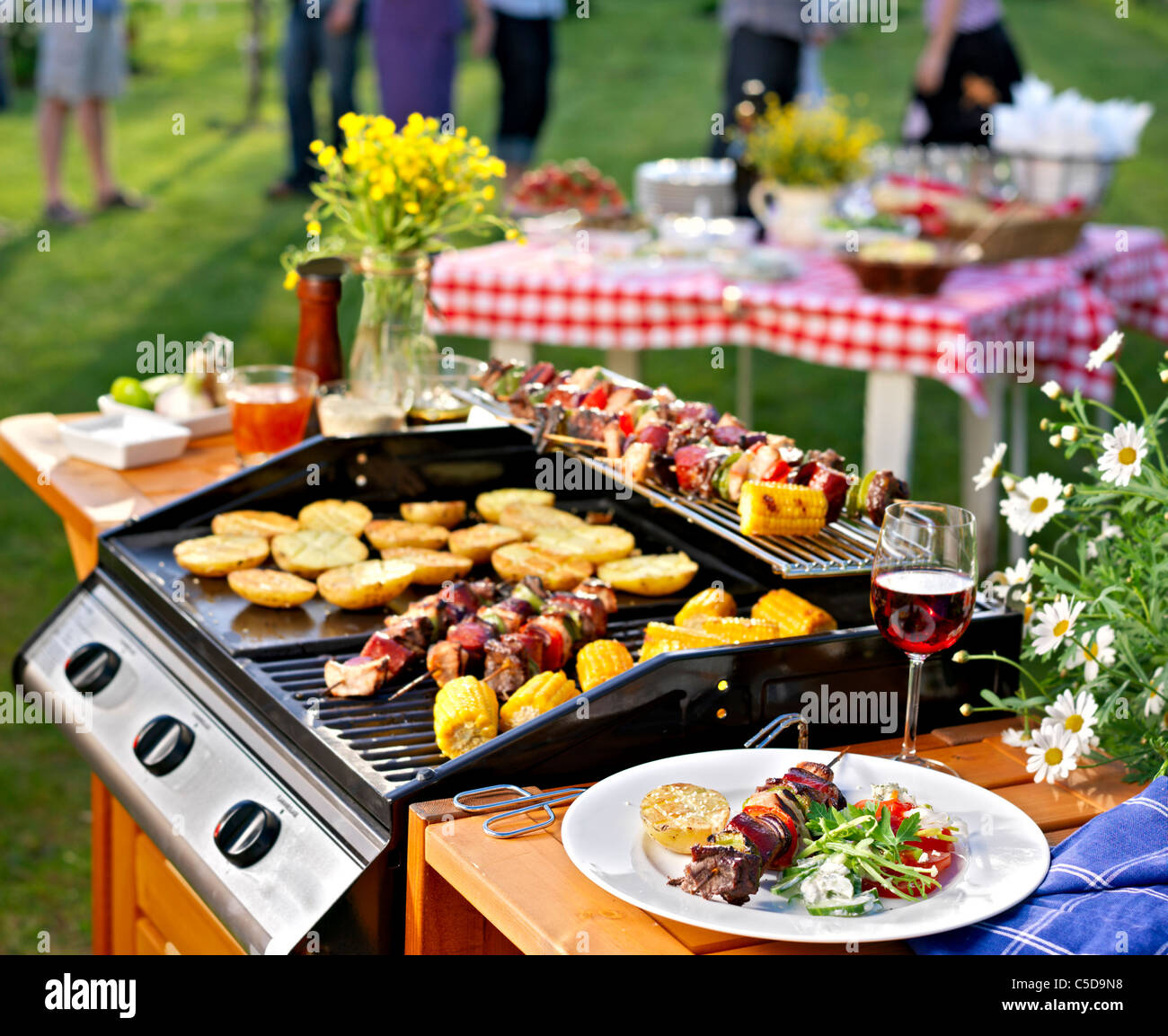 Nahaufnahme der Grillparty im Hinterhof mit unscharfen Nahaufnahme der Grillparty im Hinterhof mit unscharfen