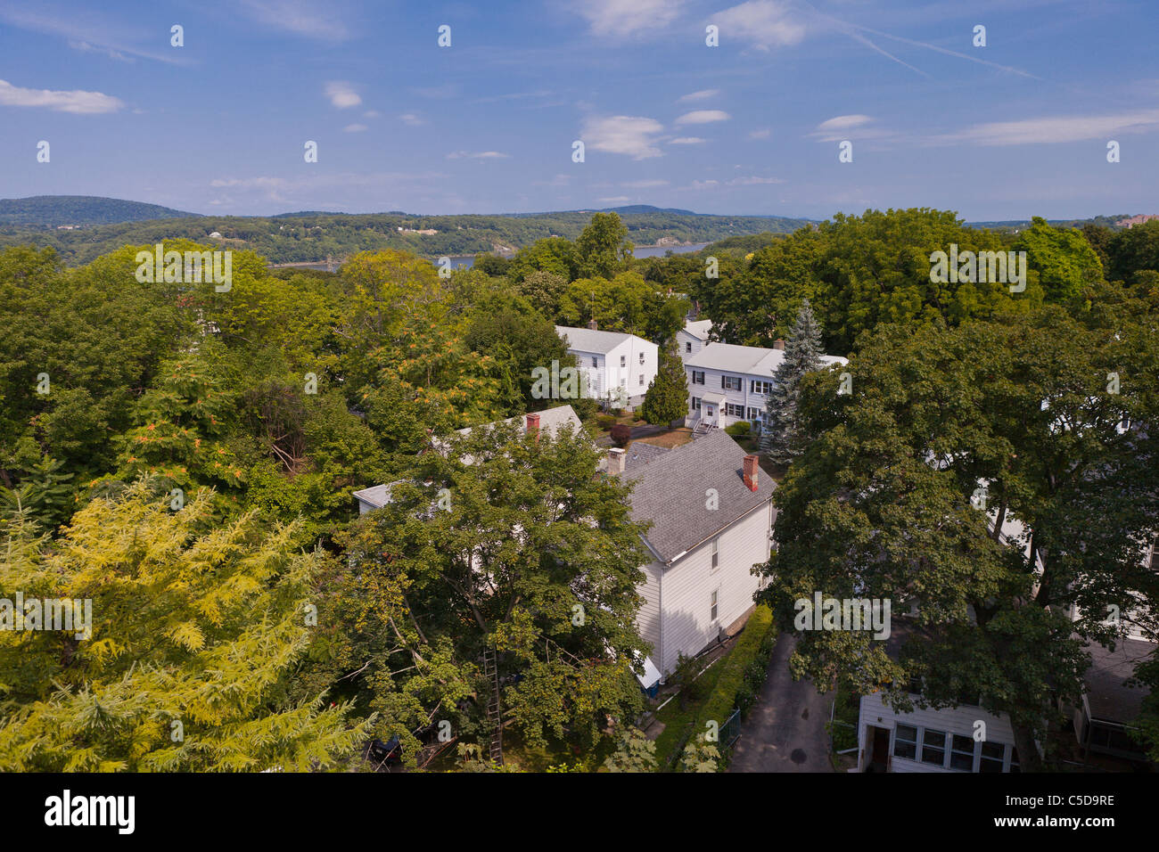 POUGHKEEPSIE, NEW YORK, USA - Häuser und Bäume Stockfoto