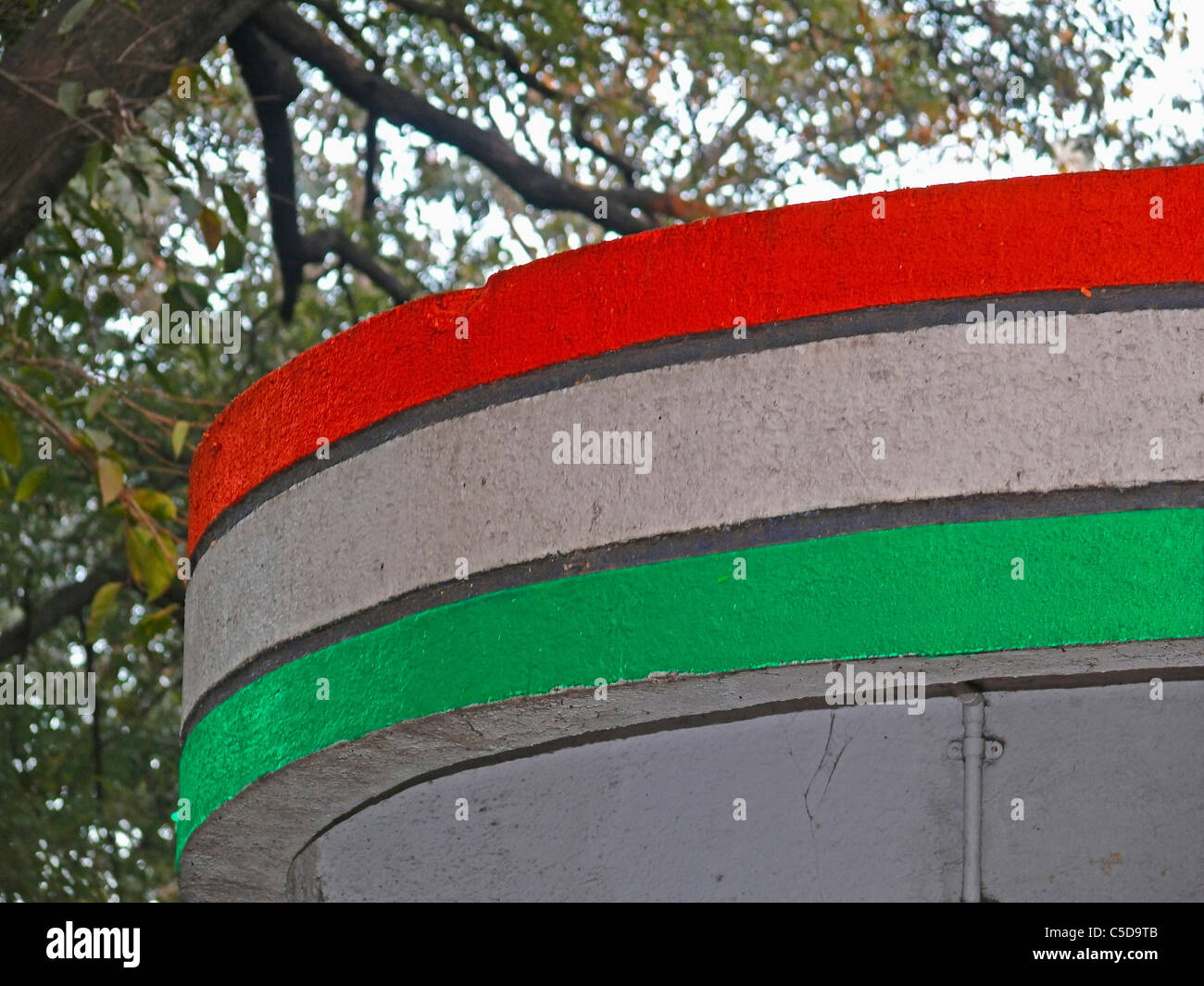 Indische Tricolor Flagge gemalt auf Brüstung Wand, Konzept Stockfoto