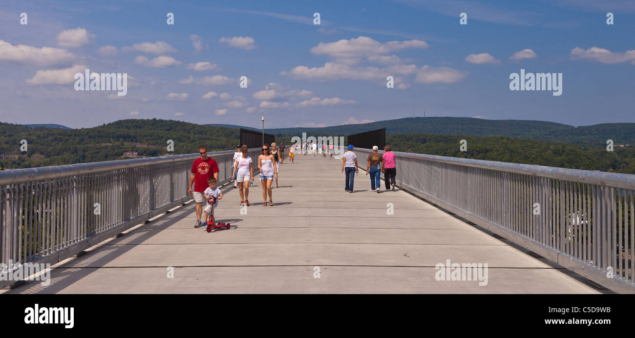 POUGHKEEPSIE, NEW YORK, USA - Menschen am Gehweg über The Hudson State Park, einer umgebauten Eisenbahnbrücke. Stockfoto