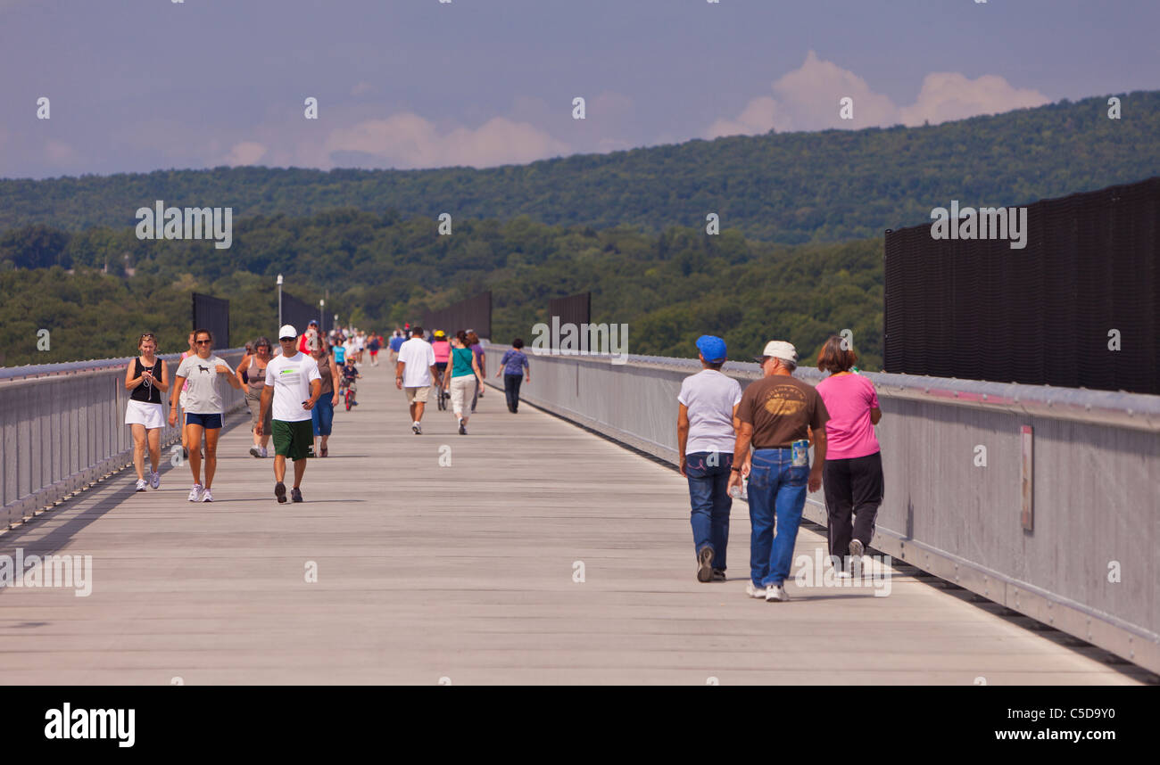 POUGHKEEPSIE, NEW YORK, USA - Menschen am Gehweg über The Hudson State Park, einer umgebauten Eisenbahnbrücke. Stockfoto