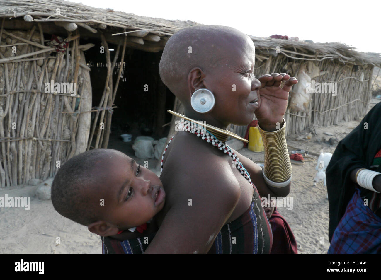 Tansania Watatulu Stämme der Miyuguyu, Shinyanga Bezirk Menschen. Frau mit Baby. Foto von Sean Sprague Stockfoto