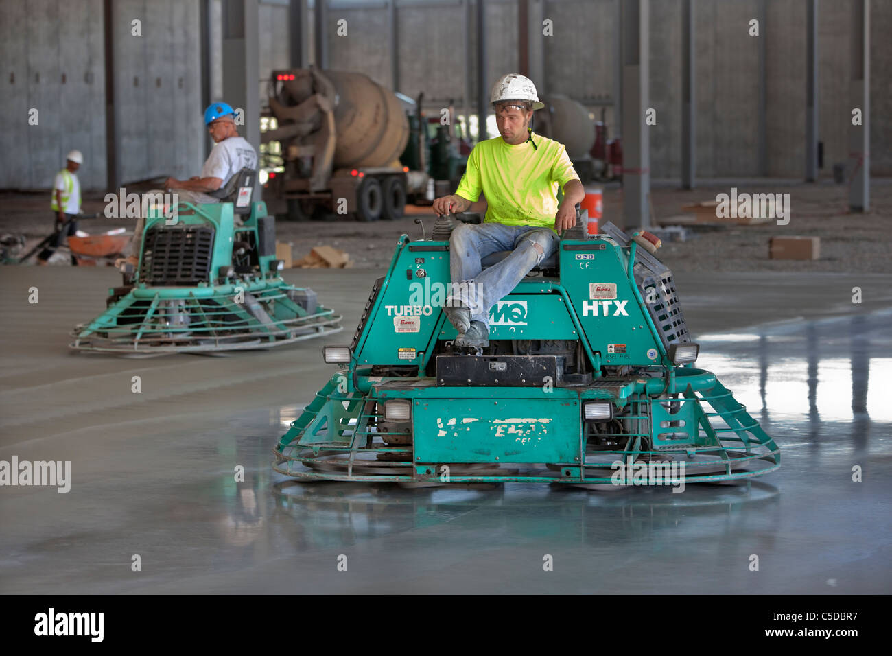 Zement Polierer Reiten Flügelglättmaschinen über frisch gegossenen Beton kann die Oberfläche um eine glasartige Oberfläche glätten! Stockfoto